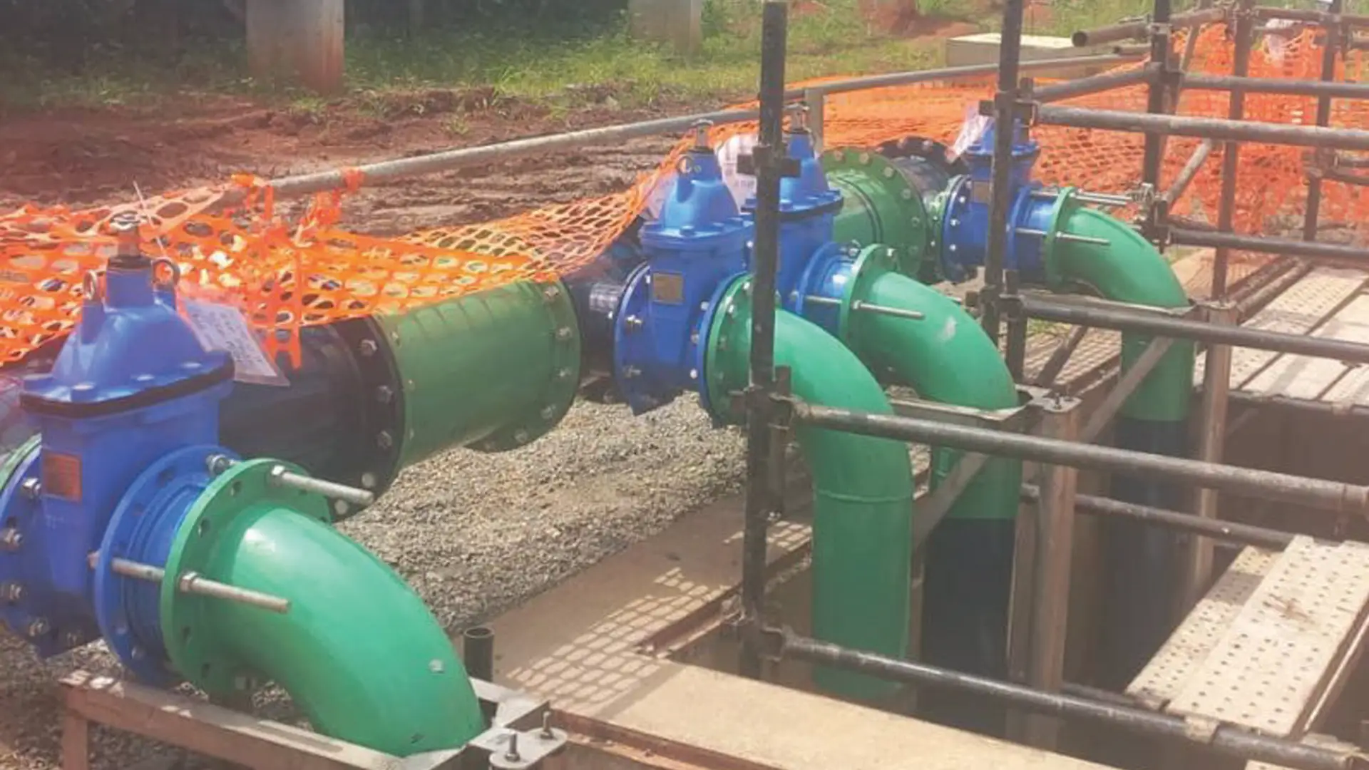 Large-diameter water pipeline installed on structural supports